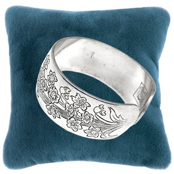 Narcissus Flower Open Cuff Bracelet - Picture 5 of 7